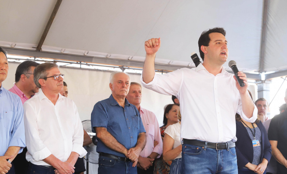 GOVERNADOR ENTREGA CASAS POPULARES EM NOVA ESPERANÇA. O governador Carlos Massa Ratinho Junior repassou nesta sexta-feira (11), em Nova Esperança, as chaves de moradias populares para 133 famílias do município. Presentes: prefeito de Nova Esperança, Moacir Olivatti, secretários: da Saúde, Beto Preto; de Desenvolvimento Urbano, João Carlos Ortega; presidente da Cohapar, Jorge Lange; entre outros.Nova Esperança, 11-10-19.Foto: Arnaldo Alves / AEN.