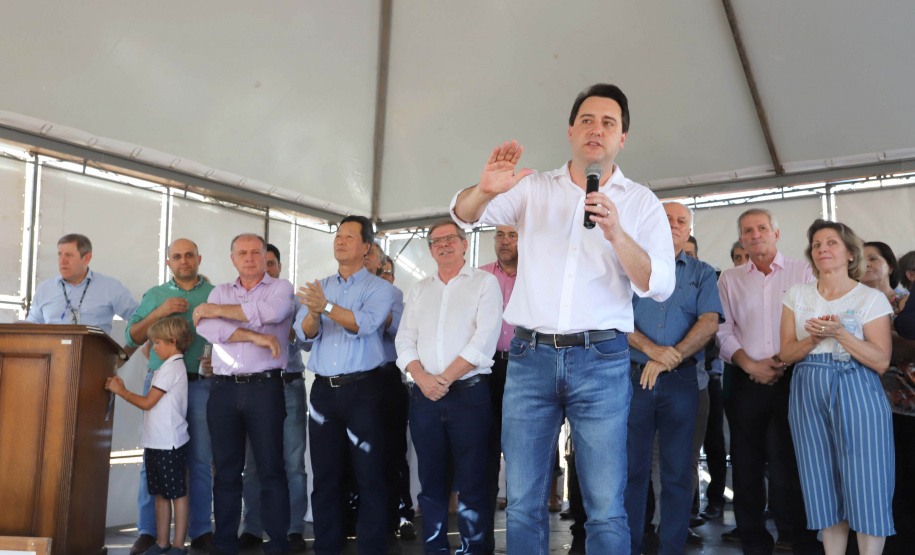 GOVERNADOR ENTREGA CASAS POPULARES EM NOVA ESPERANÇA. O governador Carlos Massa Ratinho Junior repassou nesta sexta-feira (11), em Nova Esperança, as chaves de moradias populares para 133 famílias do município. Presentes: prefeito de Nova Esperança, Moacir Olivatti, secretários: da Saúde, Beto Preto; de Desenvolvimento Urbano, João Carlos Ortega; presidente da Cohapar, Jorge Lange; entre outros.Nova Esperança, 11-10-19.Foto: Arnaldo Alves / AEN.