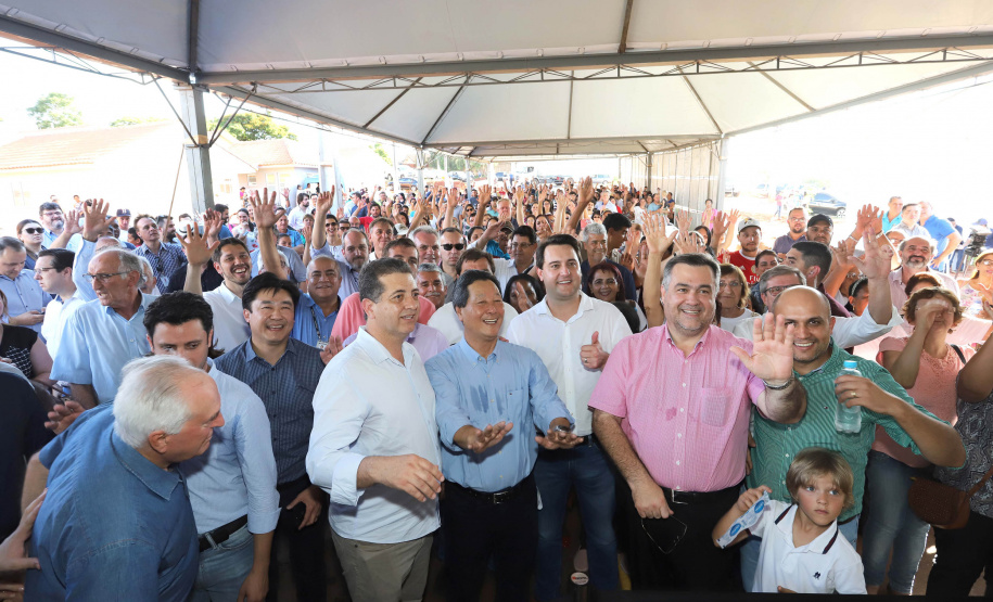 GOVERNADOR ENTREGA CASAS POPULARES EM NOVA ESPERANÇA. O governador Carlos Massa Ratinho Junior repassou nesta sexta-feira (11), em Nova Esperança, as chaves de moradias populares para 133 famílias do município. Presentes: prefeito de Nova Esperança, Moacir Olivatti, secretários: da Saúde, Beto Preto; de Desenvolvimento Urbano, João Carlos Ortega; presidente da Cohapar, Jorge Lange; entre outros.Nova Esperança, 11-10-19.Foto: Arnaldo Alves / AEN.