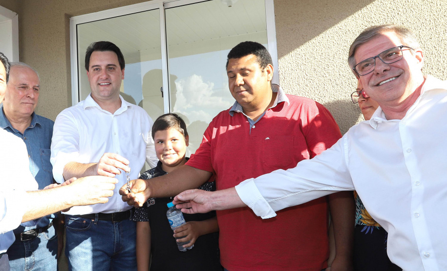 GOVERNADOR ENTREGA CASAS POPULARES EM NOVA ESPERANÇA. O governador Carlos Massa Ratinho Junior repassou nesta sexta-feira (11), em Nova Esperança, as chaves de moradias populares para 133 famílias do município. Presentes: prefeito de Nova Esperança, Moacir Olivatti, secretários: da Saúde, Beto Preto; de Desenvolvimento Urbano, João Carlos Ortega; presidente da Cohapar, Jorge Lange; entre outros.Nova Esperança, 11-10-19.Foto: Arnaldo Alves / AEN.