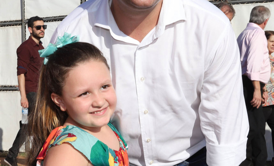 GOVERNADOR ENTREGA CASAS POPULARES EM NOVA ESPERANÇA. O governador Carlos Massa Ratinho Junior repassou nesta sexta-feira (11), em Nova Esperança, as chaves de moradias populares para 133 famílias do município. Presentes: prefeito de Nova Esperança, Moacir Olivatti, secretários: da Saúde, Beto Preto; de Desenvolvimento Urbano, João Carlos Ortega; presidente da Cohapar, Jorge Lange; entre outros.Nova Esperança, 11-10-19.Foto: Arnaldo Alves / AEN.