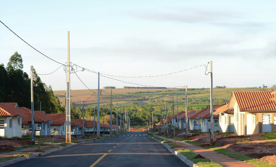 O governador Carlos Massa Ratinho Junior entregou nesta sexta-feira (11) as chaves de 133 casas populares a famílias de Nova Esperança, na região Noroeste do Paraná. O Foto: Guilherme Santos / Cohapar