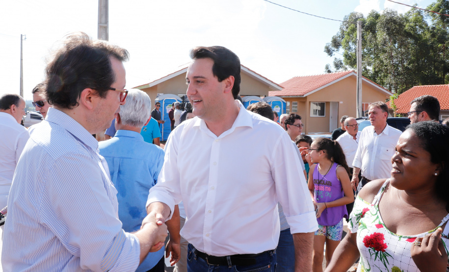Mais 133 famílias de Nova Esperança, no Noroeste do Paraná, receberam novas casas. As chaves foram entregues pelo governador Carlos Massa Ratinho Junior nesta sexta-feira (11), em evento realizado no próprio residencial Pioneiro Orestes Men. O empreendimento recebeu R$ 10,4 milhões de investimentos do Governo do Estado, Governo Federal e do município.