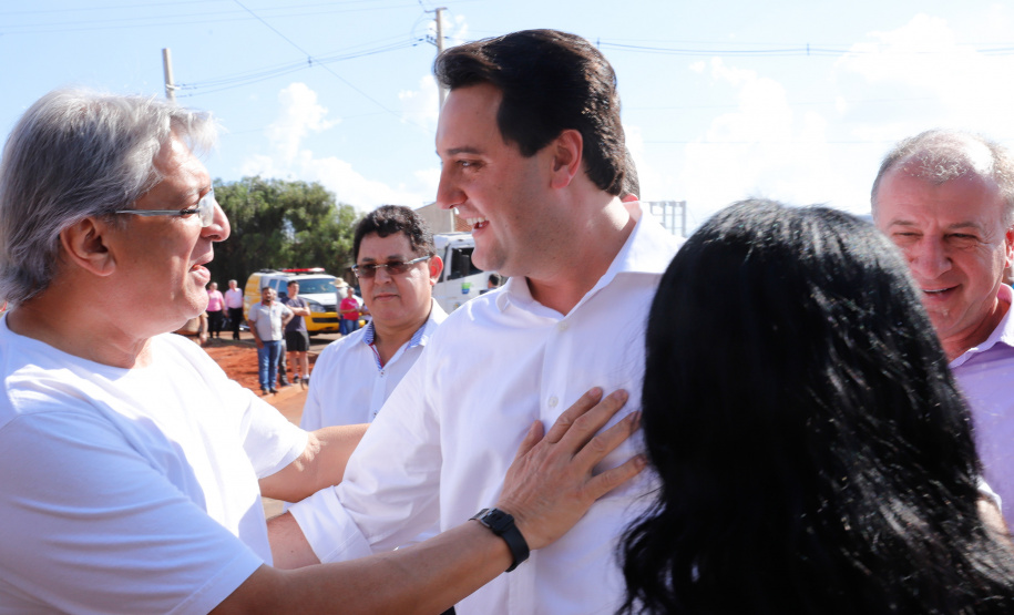 Mais 133 famílias de Nova Esperança, no Noroeste do Paraná, receberam novas casas. As chaves foram entregues pelo governador Carlos Massa Ratinho Junior nesta sexta-feira (11), em evento realizado no próprio residencial Pioneiro Orestes Men. O empreendimento recebeu R$ 10,4 milhões de investimentos do Governo do Estado, Governo Federal e do município.