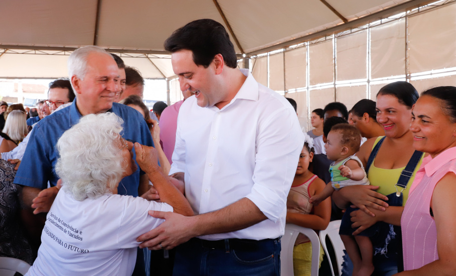 Mais 133 famílias de Nova Esperança, no Noroeste do Paraná, receberam novas casas. As chaves foram entregues pelo governador Carlos Massa Ratinho Junior nesta sexta-feira (11), em evento realizado no próprio residencial Pioneiro Orestes Men. O empreendimento recebeu R$ 10,4 milhões de investimentos do Governo do Estado, Governo Federal e do município.