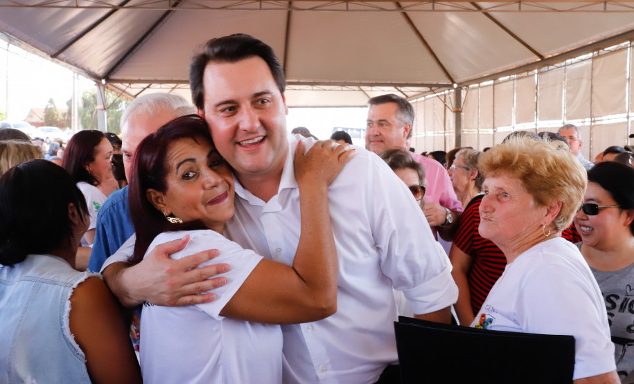 Mais 133 famílias de Nova Esperança, no Noroeste do Paraná, receberam novas casas. As chaves foram entregues pelo governador Carlos Massa Ratinho Junior nesta sexta-feira (11), em evento realizado no próprio residencial Pioneiro Orestes Men. O empreendimento recebeu R$ 10,4 milhões de investimentos do Governo do Estado, Governo Federal e do município.