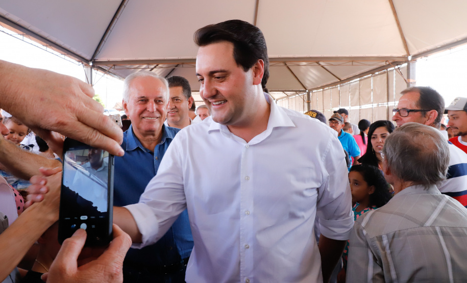 Mais 133 famílias de Nova Esperança, no Noroeste do Paraná, receberam novas casas. As chaves foram entregues pelo governador Carlos Massa Ratinho Junior nesta sexta-feira (11), em evento realizado no próprio residencial Pioneiro Orestes Men. O empreendimento recebeu R$ 10,4 milhões de investimentos do Governo do Estado, Governo Federal e do município.