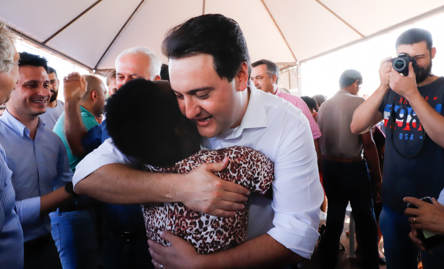 Mais 133 famílias de Nova Esperança, no Noroeste do Paraná, receberam novas casas. As chaves foram entregues pelo governador Carlos Massa Ratinho Junior nesta sexta-feira (11), em evento realizado no próprio residencial Pioneiro Orestes Men. O empreendimento recebeu R$ 10,4 milhões de investimentos do Governo do Estado, Governo Federal e do município.