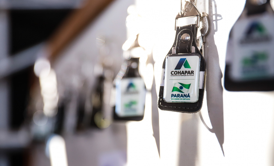 Mais 133 famílias de Nova Esperança, no Noroeste do Paraná, receberam novas casas. As chaves foram entregues pelo governador Carlos Massa Ratinho Junior nesta sexta-feira (11), em evento realizado no próprio residencial Pioneiro Orestes Men. O empreendimento recebeu R$ 10,4 milhões de investimentos do Governo do Estado, Governo Federal e do município.