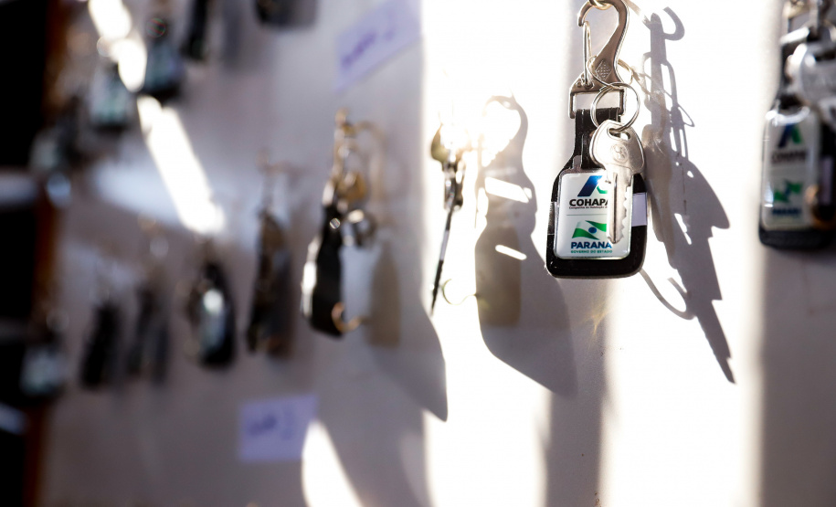 Mais 133 famílias de Nova Esperança, no Noroeste do Paraná, receberam novas casas. As chaves foram entregues pelo governador Carlos Massa Ratinho Junior nesta sexta-feira (11), em evento realizado no próprio residencial Pioneiro Orestes Men. O empreendimento recebeu R$ 10,4 milhões de investimentos do Governo do Estado, Governo Federal e do município.