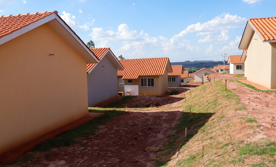 Mais 133 famílias de Nova Esperança, no Noroeste do Paraná, receberam novas casas. As chaves foram entregues pelo governador Carlos Massa Ratinho Junior nesta sexta-feira (11), em evento realizado no próprio residencial Pioneiro Orestes Men. O empreendimento recebeu R$ 10,4 milhões de investimentos do Governo do Estado, Governo Federal e do município.
