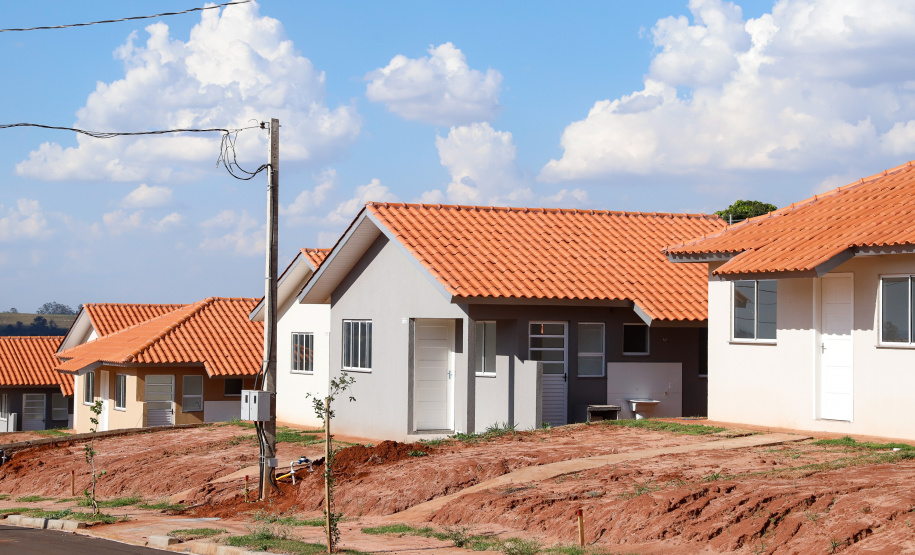 Mais 133 famílias de Nova Esperança, no Noroeste do Paraná, receberam novas casas. As chaves foram entregues pelo governador Carlos Massa Ratinho Junior nesta sexta-feira (11), em evento realizado no próprio residencial Pioneiro Orestes Men. O empreendimento recebeu R$ 10,4 milhões de investimentos do Governo do Estado, Governo Federal e do município.