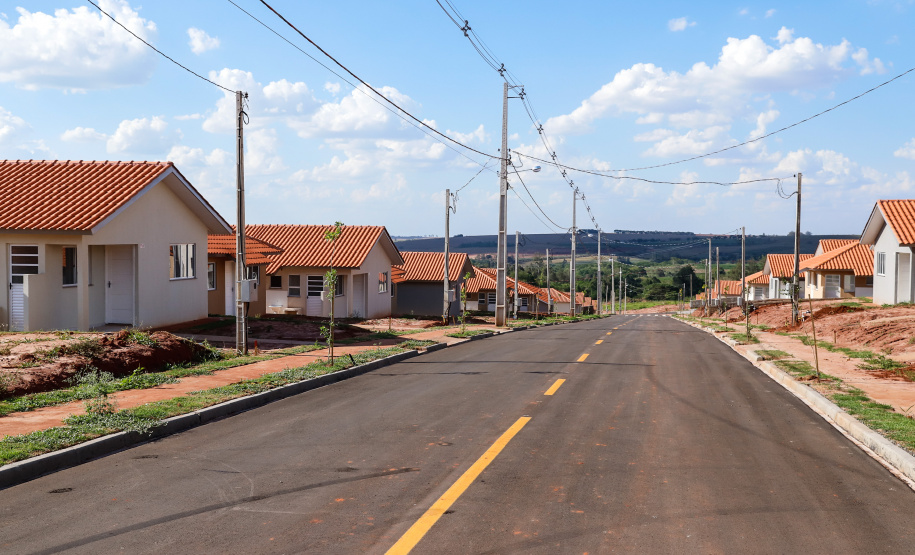 Mais 133 famílias de Nova Esperança, no Noroeste do Paraná, receberam novas casas. As chaves foram entregues pelo governador Carlos Massa Ratinho Junior nesta sexta-feira (11), em evento realizado no próprio residencial Pioneiro Orestes Men. O empreendimento recebeu R$ 10,4 milhões de investimentos do Governo do Estado, Governo Federal e do município.