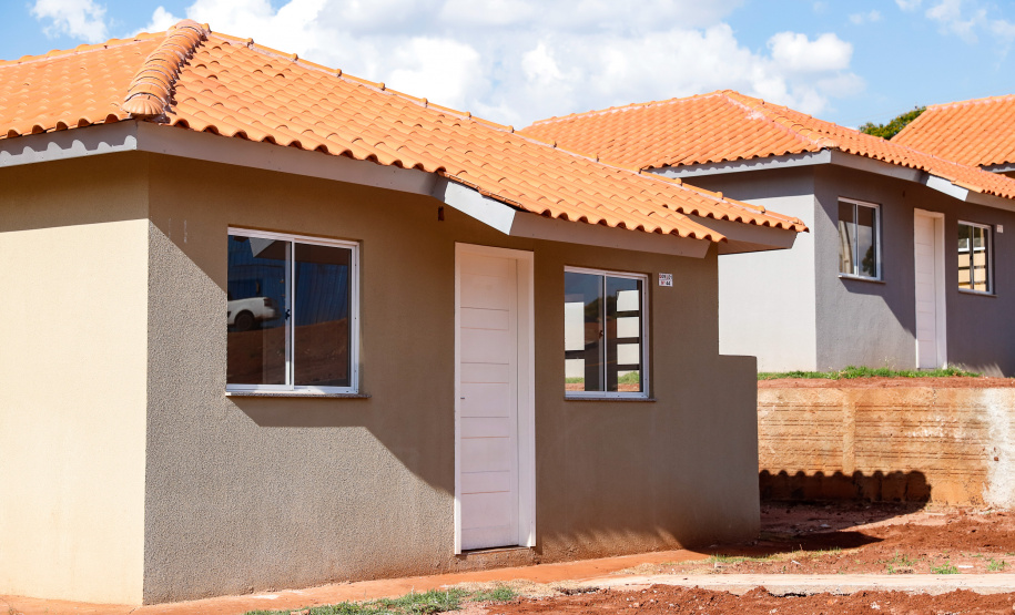 Mais 133 famílias de Nova Esperança, no Noroeste do Paraná, receberam novas casas. As chaves foram entregues pelo governador Carlos Massa Ratinho Junior nesta sexta-feira (11), em evento realizado no próprio residencial Pioneiro Orestes Men. O empreendimento recebeu R$ 10,4 milhões de investimentos do Governo do Estado, Governo Federal e do município.