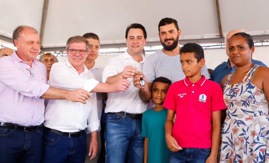 Mais 133 famílias de Nova Esperança, no Noroeste do Paraná, receberam novas casas. As chaves foram entregues pelo governador Carlos Massa Ratinho Junior nesta sexta-feira (11), em evento realizado no próprio residencial Pioneiro Orestes Men. O empreendimento recebeu R$ 10,4 milhões de investimentos do Governo do Estado, Governo Federal e do município.