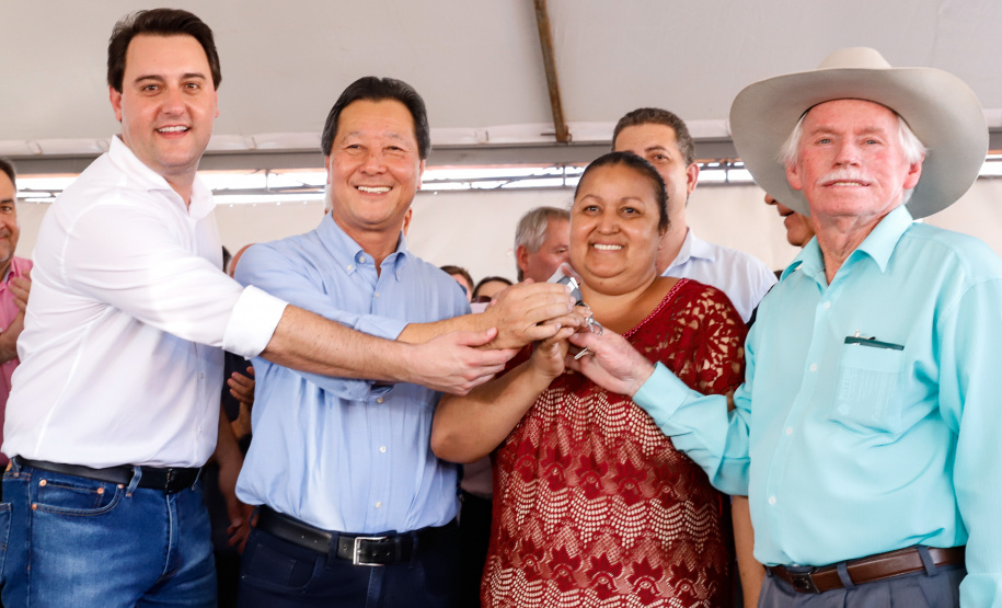 Mais 133 famílias de Nova Esperança, no Noroeste do Paraná, receberam novas casas. As chaves foram entregues pelo governador Carlos Massa Ratinho Junior nesta sexta-feira (11), em evento realizado no próprio residencial Pioneiro Orestes Men. O empreendimento recebeu R$ 10,4 milhões de investimentos do Governo do Estado, Governo Federal e do município.