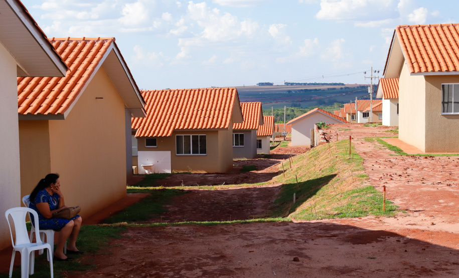 Mais 133 famílias de Nova Esperança, no Noroeste do Paraná, receberam novas casas. As chaves foram entregues pelo governador Carlos Massa Ratinho Junior nesta sexta-feira (11), em evento realizado no próprio residencial Pioneiro Orestes Men. O empreendimento recebeu R$ 10,4 milhões de investimentos do Governo do Estado, Governo Federal e do município.