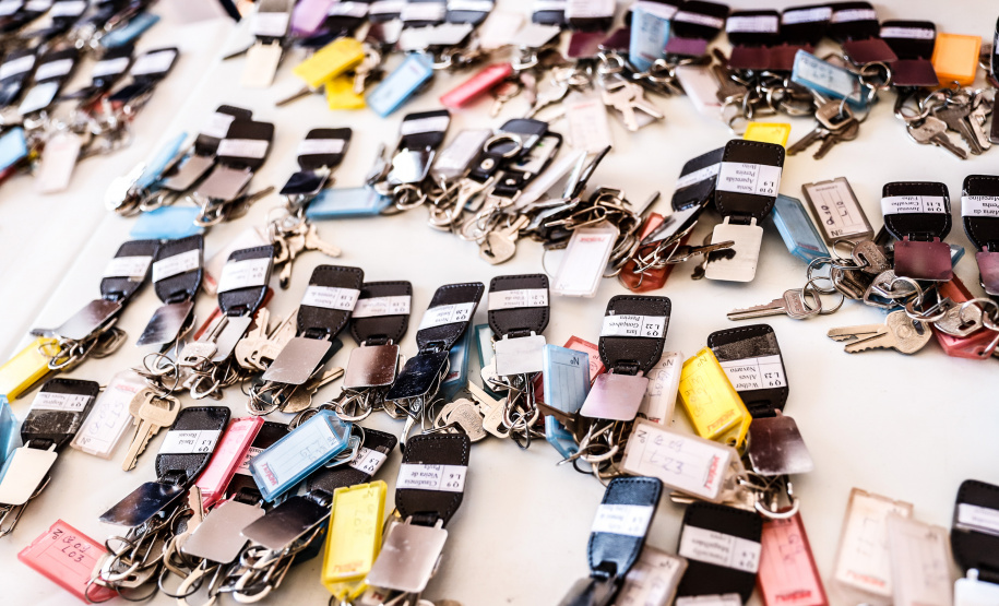 Mais 133 famílias de Nova Esperança, no Noroeste do Paraná, receberam novas casas. As chaves foram entregues pelo governador Carlos Massa Ratinho Junior nesta sexta-feira (11), em evento realizado no próprio residencial Pioneiro Orestes Men. O empreendimento recebeu R$ 10,4 milhões de investimentos do Governo do Estado, Governo Federal e do município.