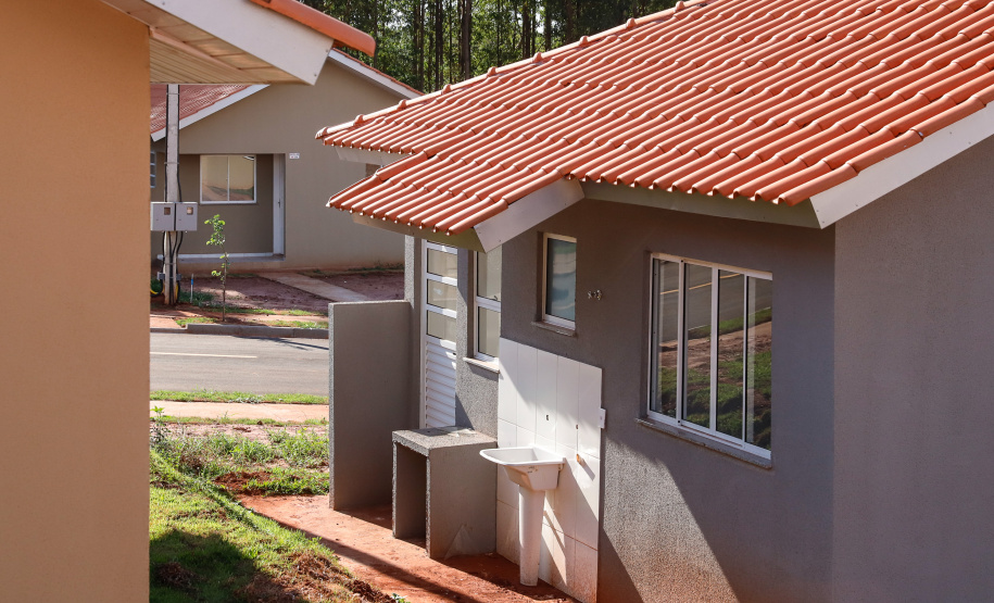 Mais 133 famílias de Nova Esperança, no Noroeste do Paraná, receberam novas casas. As chaves foram entregues pelo governador Carlos Massa Ratinho Junior nesta sexta-feira (11), em evento realizado no próprio residencial Pioneiro Orestes Men. O empreendimento recebeu R$ 10,4 milhões de investimentos do Governo do Estado, Governo Federal e do município.