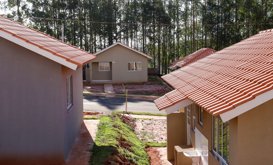 Mais 133 famílias de Nova Esperança, no Noroeste do Paraná, receberam novas casas. As chaves foram entregues pelo governador Carlos Massa Ratinho Junior nesta sexta-feira (11), em evento realizado no próprio residencial Pioneiro Orestes Men. O empreendimento recebeu R$ 10,4 milhões de investimentos do Governo do Estado, Governo Federal e do município.