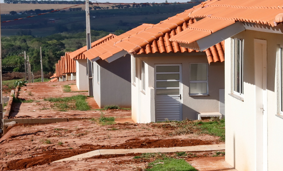 Mais 133 famílias de Nova Esperança, no Noroeste do Paraná, receberam novas casas. As chaves foram entregues pelo governador Carlos Massa Ratinho Junior nesta sexta-feira (11), em evento realizado no próprio residencial Pioneiro Orestes Men. O empreendimento recebeu R$ 10,4 milhões de investimentos do Governo do Estado, Governo Federal e do município.