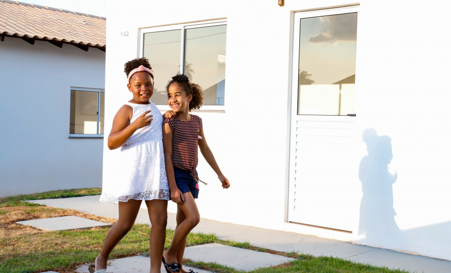 Também nesta sexta-feira o o governador acompanhou a entrega de 221 casas em Prado Ferreira (Norte). O projeto foi executado pela iniciativa privada também com recursos do FGTS liberados pelo Governo Federal. Ratinho Junior destacou a preocupação do Estado em levar desenvolvimento social para as diversas regiões do Paraná, com atenção especial às famílias que mais precisam.