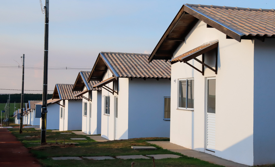 Também nesta sexta-feira o o governador acompanhou a entrega de 221 casas em Prado Ferreira (Norte). O projeto foi executado pela iniciativa privada também com recursos do FGTS liberados pelo Governo Federal. Ratinho Junior destacou a preocupação do Estado em levar desenvolvimento social para as diversas regiões do Paraná, com atenção especial às famílias que mais precisam.