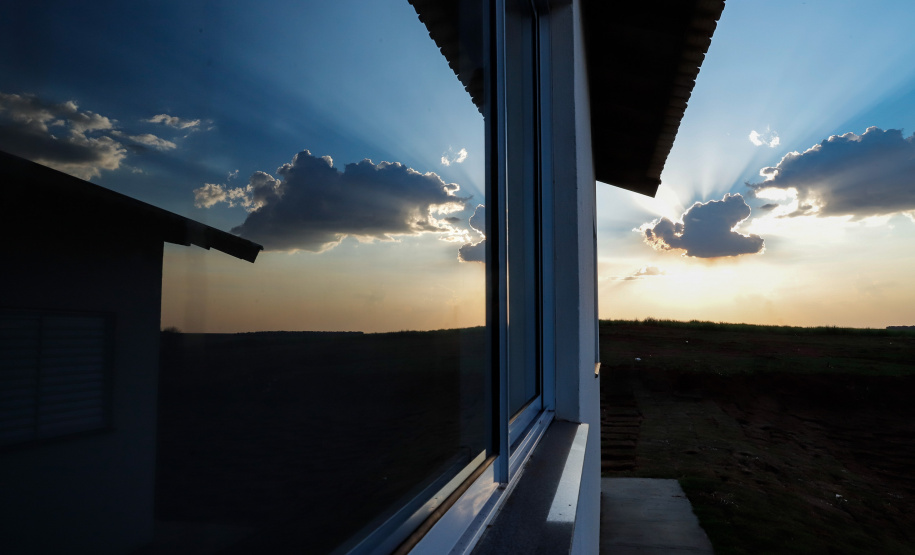 Também nesta sexta-feira o o governador acompanhou a entrega de 221 casas em Prado Ferreira (Norte). O projeto foi executado pela iniciativa privada também com recursos do FGTS liberados pelo Governo Federal. Ratinho Junior destacou a preocupação do Estado em levar desenvolvimento social para as diversas regiões do Paraná, com atenção especial às famílias que mais precisam.