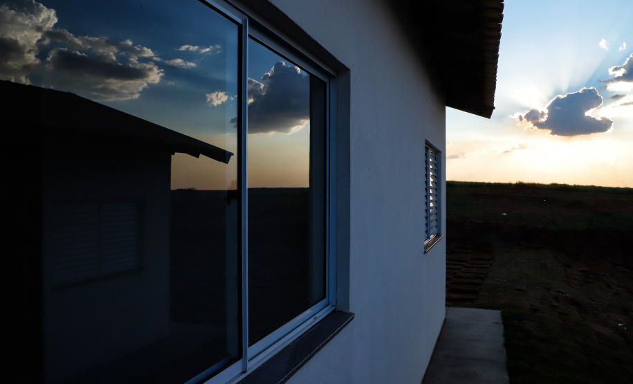 Também nesta sexta-feira o o governador acompanhou a entrega de 221 casas em Prado Ferreira (Norte). O projeto foi executado pela iniciativa privada também com recursos do FGTS liberados pelo Governo Federal. Ratinho Junior destacou a preocupação do Estado em levar desenvolvimento social para as diversas regiões do Paraná, com atenção especial às famílias que mais precisam.