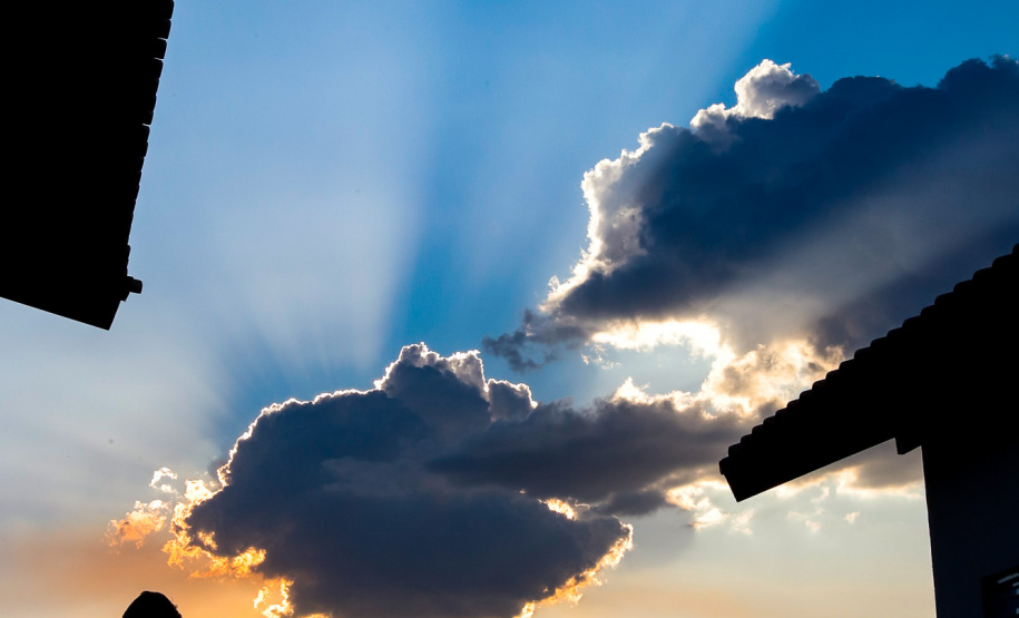 Também nesta sexta-feira o o governador acompanhou a entrega de 221 casas em Prado Ferreira (Norte). O projeto foi executado pela iniciativa privada também com recursos do FGTS liberados pelo Governo Federal. Ratinho Junior destacou a preocupação do Estado em levar desenvolvimento social para as diversas regiões do Paraná, com atenção especial às famílias que mais precisam.