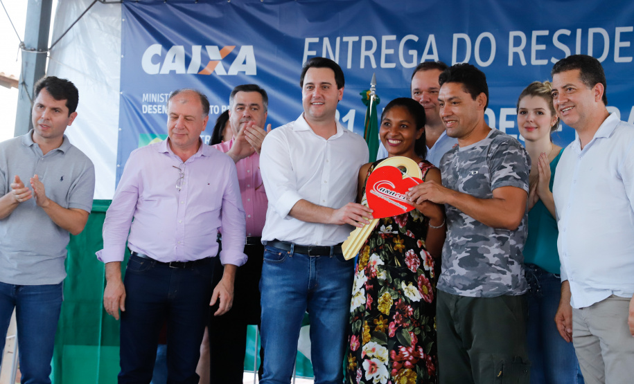 Também nesta sexta-feira o o governador acompanhou a entrega de 221 casas em Prado Ferreira (Norte). O projeto foi executado pela iniciativa privada também com recursos do FGTS liberados pelo Governo Federal. Ratinho Junior destacou a preocupação do Estado em levar desenvolvimento social para as diversas regiões do Paraná, com atenção especial às famílias que mais precisam.