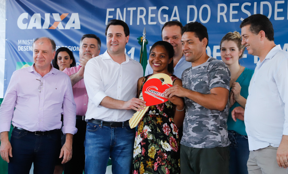 Também nesta sexta-feira o o governador acompanhou a entrega de 221 casas em Prado Ferreira (Norte). O projeto foi executado pela iniciativa privada também com recursos do FGTS liberados pelo Governo Federal. Ratinho Junior destacou a preocupação do Estado em levar desenvolvimento social para as diversas regiões do Paraná, com atenção especial às famílias que mais precisam.