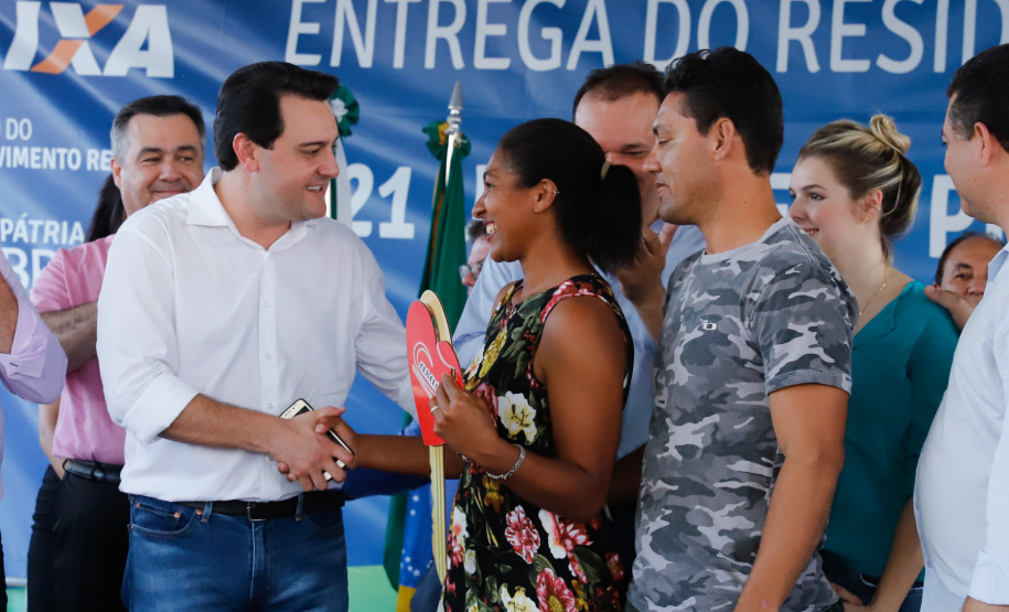 Também nesta sexta-feira o o governador acompanhou a entrega de 221 casas em Prado Ferreira (Norte). O projeto foi executado pela iniciativa privada também com recursos do FGTS liberados pelo Governo Federal. Ratinho Junior destacou a preocupação do Estado em levar desenvolvimento social para as diversas regiões do Paraná, com atenção especial às famílias que mais precisam.