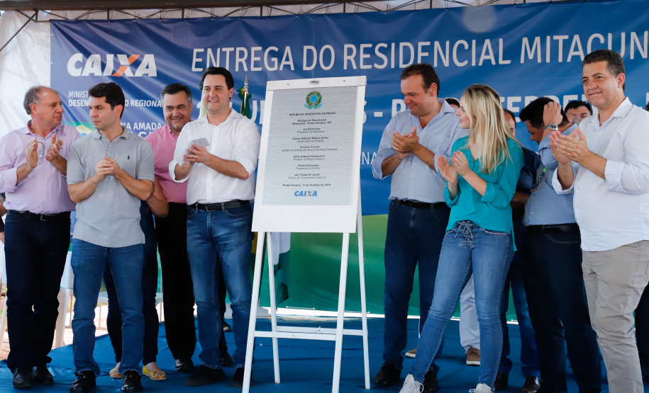 Também nesta sexta-feira o o governador acompanhou a entrega de 221 casas em Prado Ferreira (Norte). O projeto foi executado pela iniciativa privada também com recursos do FGTS liberados pelo Governo Federal. Ratinho Junior destacou a preocupação do Estado em levar desenvolvimento social para as diversas regiões do Paraná, com atenção especial às famílias que mais precisam.