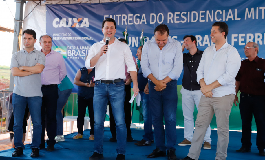 Também nesta sexta-feira o o governador acompanhou a entrega de 221 casas em Prado Ferreira (Norte). O projeto foi executado pela iniciativa privada também com recursos do FGTS liberados pelo Governo Federal. Ratinho Junior destacou a preocupação do Estado em levar desenvolvimento social para as diversas regiões do Paraná, com atenção especial às famílias que mais precisam.