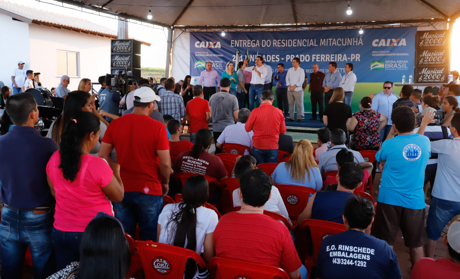 Também nesta sexta-feira o o governador acompanhou a entrega de 221 casas em Prado Ferreira (Norte). O projeto foi executado pela iniciativa privada também com recursos do FGTS liberados pelo Governo Federal. Ratinho Junior destacou a preocupação do Estado em levar desenvolvimento social para as diversas regiões do Paraná, com atenção especial às famílias que mais precisam.