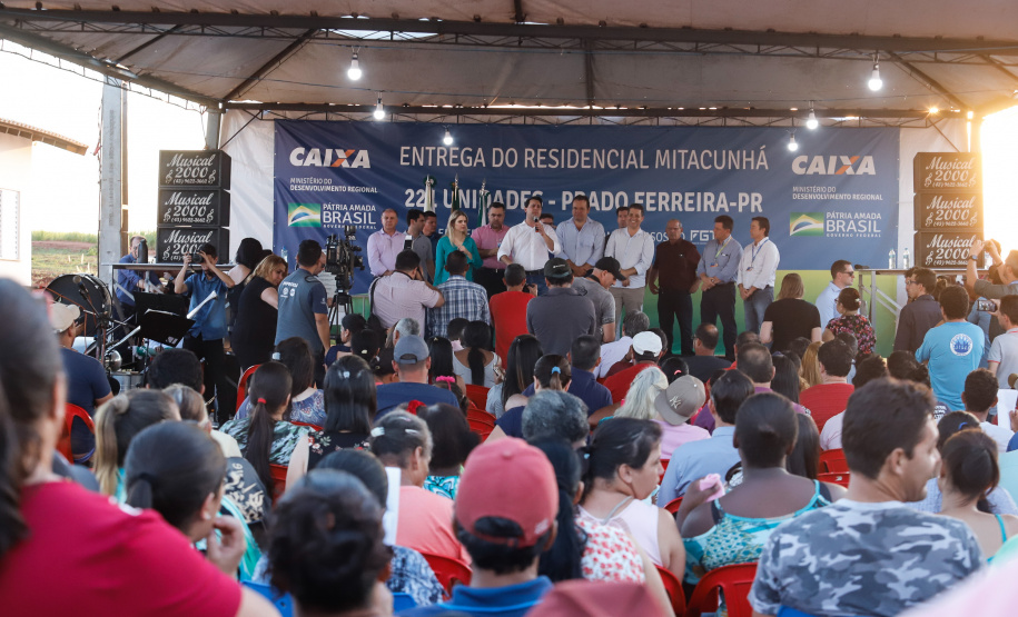 Também nesta sexta-feira o o governador acompanhou a entrega de 221 casas em Prado Ferreira (Norte). O projeto foi executado pela iniciativa privada também com recursos do FGTS liberados pelo Governo Federal. Ratinho Junior destacou a preocupação do Estado em levar desenvolvimento social para as diversas regiões do Paraná, com atenção especial às famílias que mais precisam.