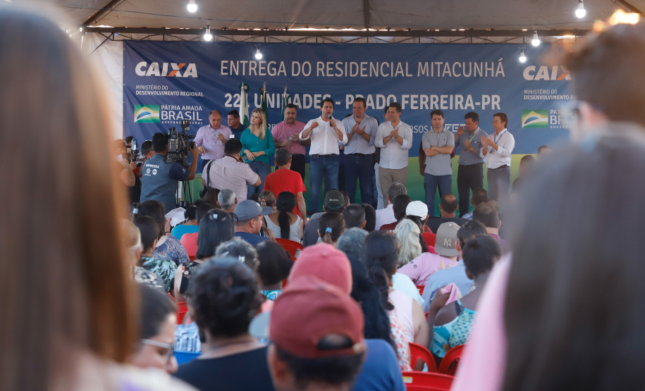 Também nesta sexta-feira o o governador acompanhou a entrega de 221 casas em Prado Ferreira (Norte). O projeto foi executado pela iniciativa privada também com recursos do FGTS liberados pelo Governo Federal. Ratinho Junior destacou a preocupação do Estado em levar desenvolvimento social para as diversas regiões do Paraná, com atenção especial às famílias que mais precisam.