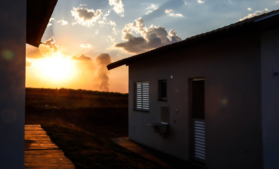 Também nesta sexta-feira o o governador acompanhou a entrega de 221 casas em Prado Ferreira (Norte). O projeto foi executado pela iniciativa privada também com recursos do FGTS liberados pelo Governo Federal. Ratinho Junior destacou a preocupação do Estado em levar desenvolvimento social para as diversas regiões do Paraná, com atenção especial às famílias que mais precisam.