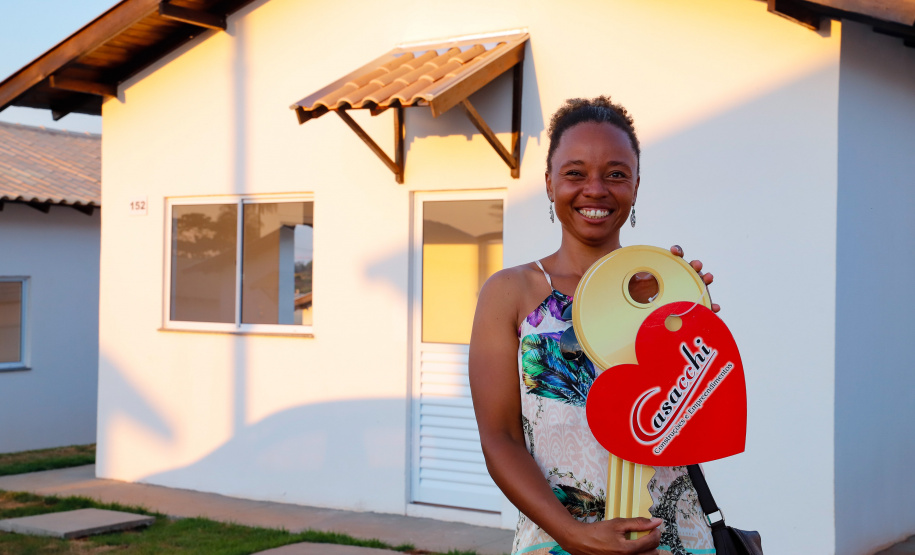 Também nesta sexta-feira o o governador acompanhou a entrega de 221 casas em Prado Ferreira (Norte). O projeto foi executado pela iniciativa privada também com recursos do FGTS liberados pelo Governo Federal. Ratinho Junior destacou a preocupação do Estado em levar desenvolvimento social para as diversas regiões do Paraná, com atenção especial às famílias que mais precisam.