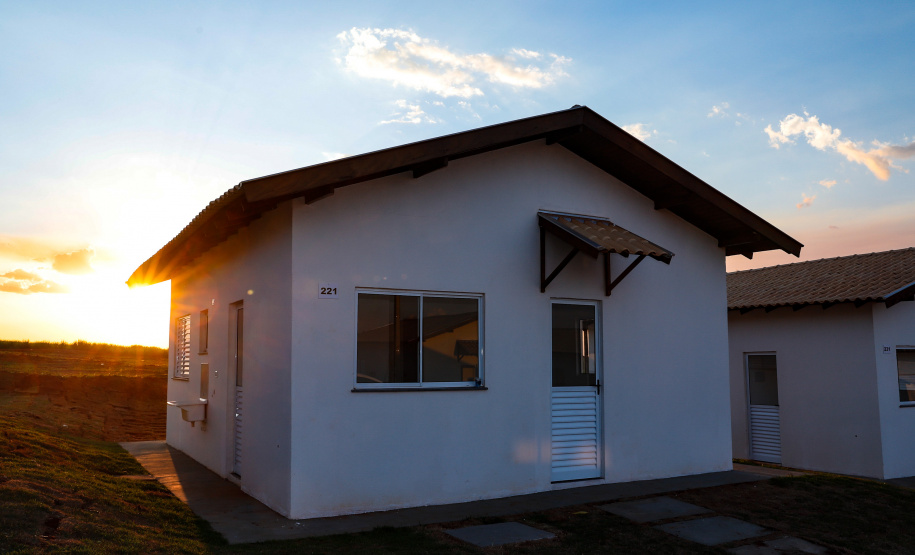 Também nesta sexta-feira o o governador acompanhou a entrega de 221 casas em Prado Ferreira (Norte). O projeto foi executado pela iniciativa privada também com recursos do FGTS liberados pelo Governo Federal. Ratinho Junior destacou a preocupação do Estado em levar desenvolvimento social para as diversas regiões do Paraná, com atenção especial às famílias que mais precisam.