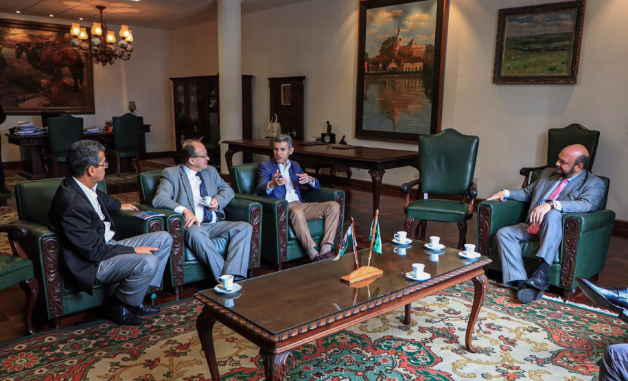 O presidente da Coordenação da Região Metropolitana de Curitiba (Comec) Gilson Santos e o reitor da Universidade Federal do Paraná, Ricardo Marcelo Fonseca, assinaram nesta sexta-feira (11/01) um termo de cooperação técnica entre Comec e UFPR com a intenção de promover ações que contribuam para o desenvolvimento sustentável da Região Metropolitana de Curitiba.

Foto: Divulgação/Comec