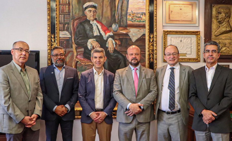 O presidente da Coordenação da Região Metropolitana de Curitiba (Comec) Gilson Santos e o reitor da Universidade Federal do Paraná, Ricardo Marcelo Fonseca, assinaram nesta sexta-feira (11/01) um termo de cooperação técnica entre Comec e UFPR com a intenção de promover ações que contribuam para o desenvolvimento sustentável da Região Metropolitana de Curitiba.

Foto: Divulgação/Comec