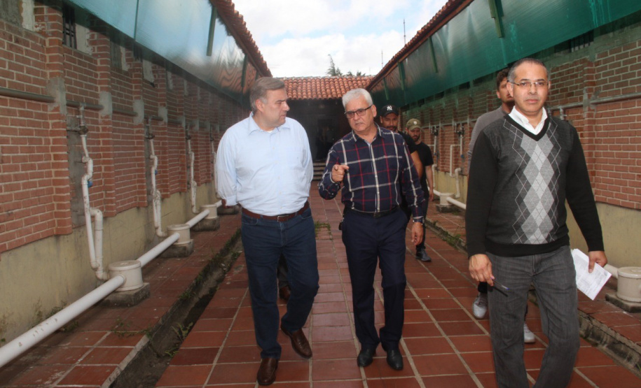"Secretário Ney Leprevost e o chefe do Departamento Socioeducativo, David Antônio Pancotti, em visita a centro de socioeducação." Foto: Divulgação/SEJUF