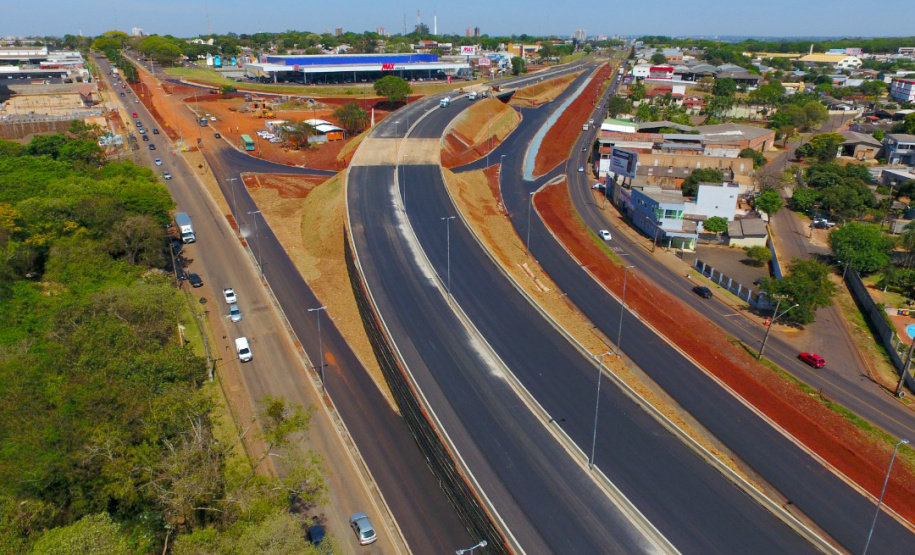 As obras de adequação do cruzamento entre a BR-277 e a Avenida Costa e Silva, em Foz do Iguaçu, que incluem a construção de um novo viaduto, estão quase concluídas. Prevista para ser finalizada em abril de 2020, a obra deve ser entregue nas próximas semanas.Foto: Divulgação/SEIL