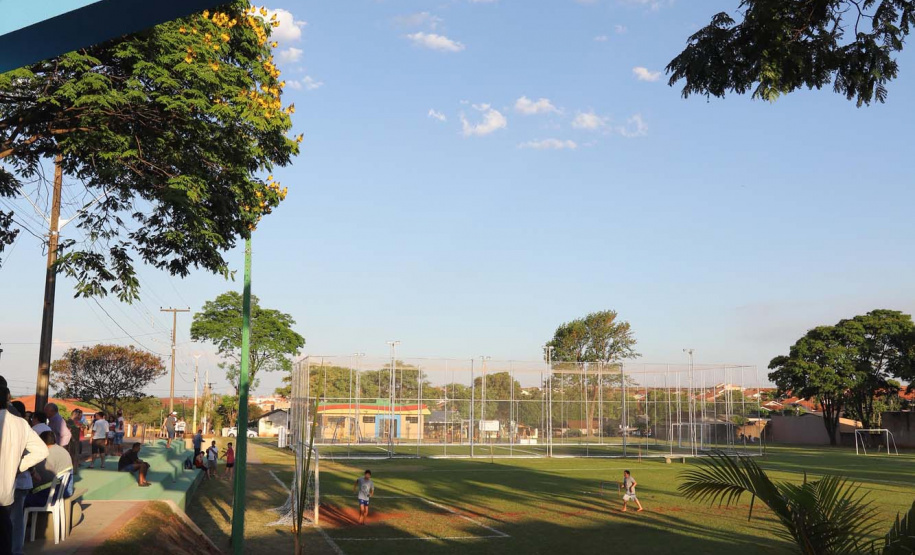 O governador Carlos Massa Ratinho Junior esteve neste sábado em Marumbi, no Vale do Ivaí, para inaugurar a unidade do programa Meu Campinho, espaço de esporte e lazer implantado pelo Governo do Estado no município. Presentes: prefeito de Marumbi, Adhemar Francisco Rejani; secretários: de Saúde, Beto Preto; de Desenvolvimento Urbano, João Calos Ortega; Primeira Dama do Estado, Luciana Saito Massa; apresentador Carlos Massa (ratinho); entre outros.Marumbi, 12-10-19.Foto: Arnaldo Alves / AEN.