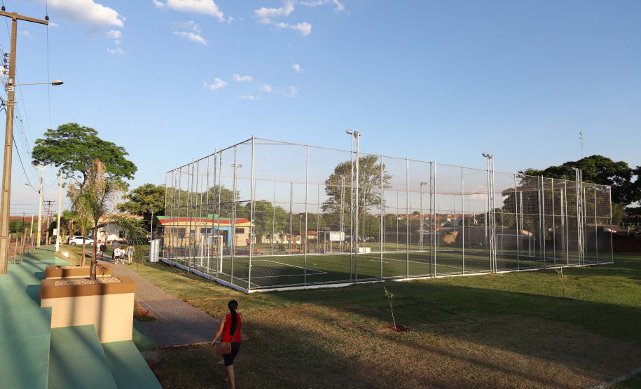 O governador Carlos Massa Ratinho Junior esteve neste sábado em Marumbi, no Vale do Ivaí, para inaugurar a unidade do programa Meu Campinho, espaço de esporte e lazer implantado pelo Governo do Estado no município. Presentes: prefeito de Marumbi, Adhemar Francisco Rejani; secretários: de Saúde, Beto Preto; de Desenvolvimento Urbano, João Calos Ortega; Primeira Dama do Estado, Luciana Saito Massa; apresentador Carlos Massa (ratinho); entre outros.Marumbi, 12-10-19.Foto: Arnaldo Alves / AEN.