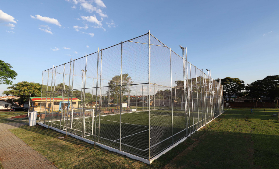 O governador Carlos Massa Ratinho Junior esteve neste sábado em Marumbi, no Vale do Ivaí, para inaugurar a unidade do programa Meu Campinho, espaço de esporte e lazer implantado pelo Governo do Estado no município. Presentes: prefeito de Marumbi, Adhemar Francisco Rejani; secretários: de Saúde, Beto Preto; de Desenvolvimento Urbano, João Calos Ortega; Primeira Dama do Estado, Luciana Saito Massa; apresentador Carlos Massa (ratinho); entre outros.Marumbi, 12-10-19.Foto: Arnaldo Alves / AEN.
