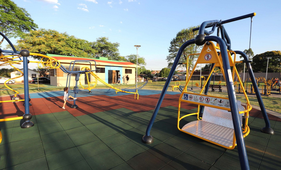 O governador Carlos Massa Ratinho Junior esteve neste sábado em Marumbi, no Vale do Ivaí, para inaugurar a unidade do programa Meu Campinho, espaço de esporte e lazer implantado pelo Governo do Estado no município. Presentes: prefeito de Marumbi, Adhemar Francisco Rejani; secretários: de Saúde, Beto Preto; de Desenvolvimento Urbano, João Calos Ortega; Primeira Dama do Estado, Luciana Saito Massa; apresentador Carlos Massa (ratinho); entre outros.Marumbi, 12-10-19.Foto: Arnaldo Alves / AEN.