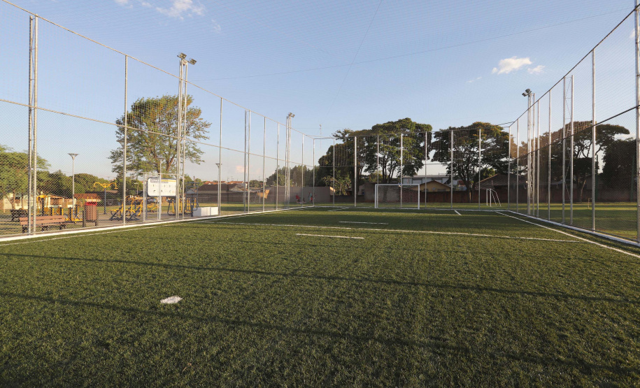 O governador Carlos Massa Ratinho Junior esteve neste sábado em Marumbi, no Vale do Ivaí, para inaugurar a unidade do programa Meu Campinho, espaço de esporte e lazer implantado pelo Governo do Estado no município. Presentes: prefeito de Marumbi, Adhemar Francisco Rejani; secretários: de Saúde, Beto Preto; de Desenvolvimento Urbano, João Calos Ortega; Primeira Dama do Estado, Luciana Saito Massa; apresentador Carlos Massa (ratinho); entre outros.Marumbi, 12-10-19.Foto: Arnaldo Alves / AEN.